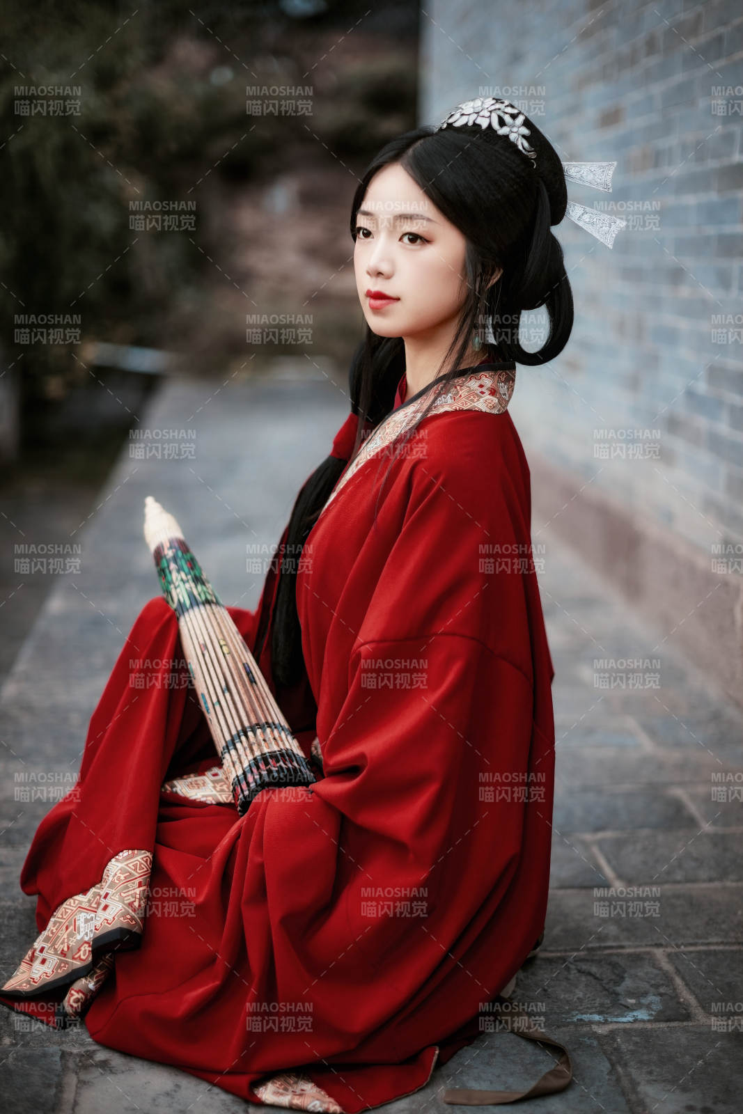 身穿战国袍在古城游玩拍照的东方美女