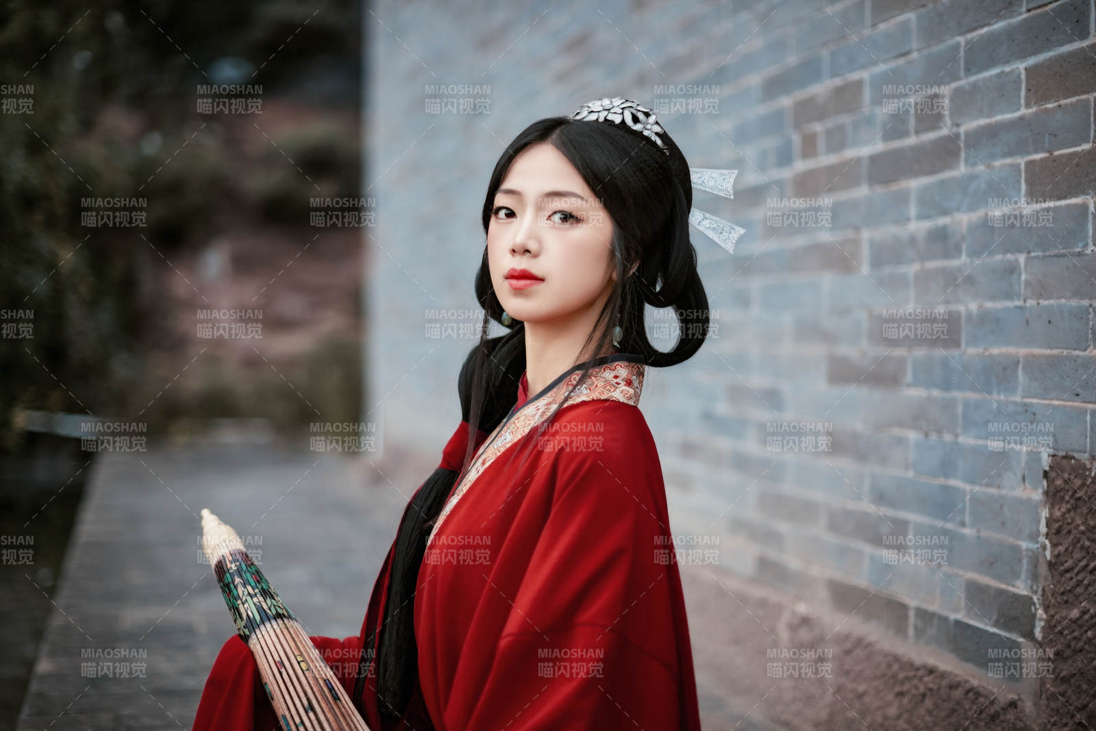 身穿戰國袍在古城游玩拍照的東方美女