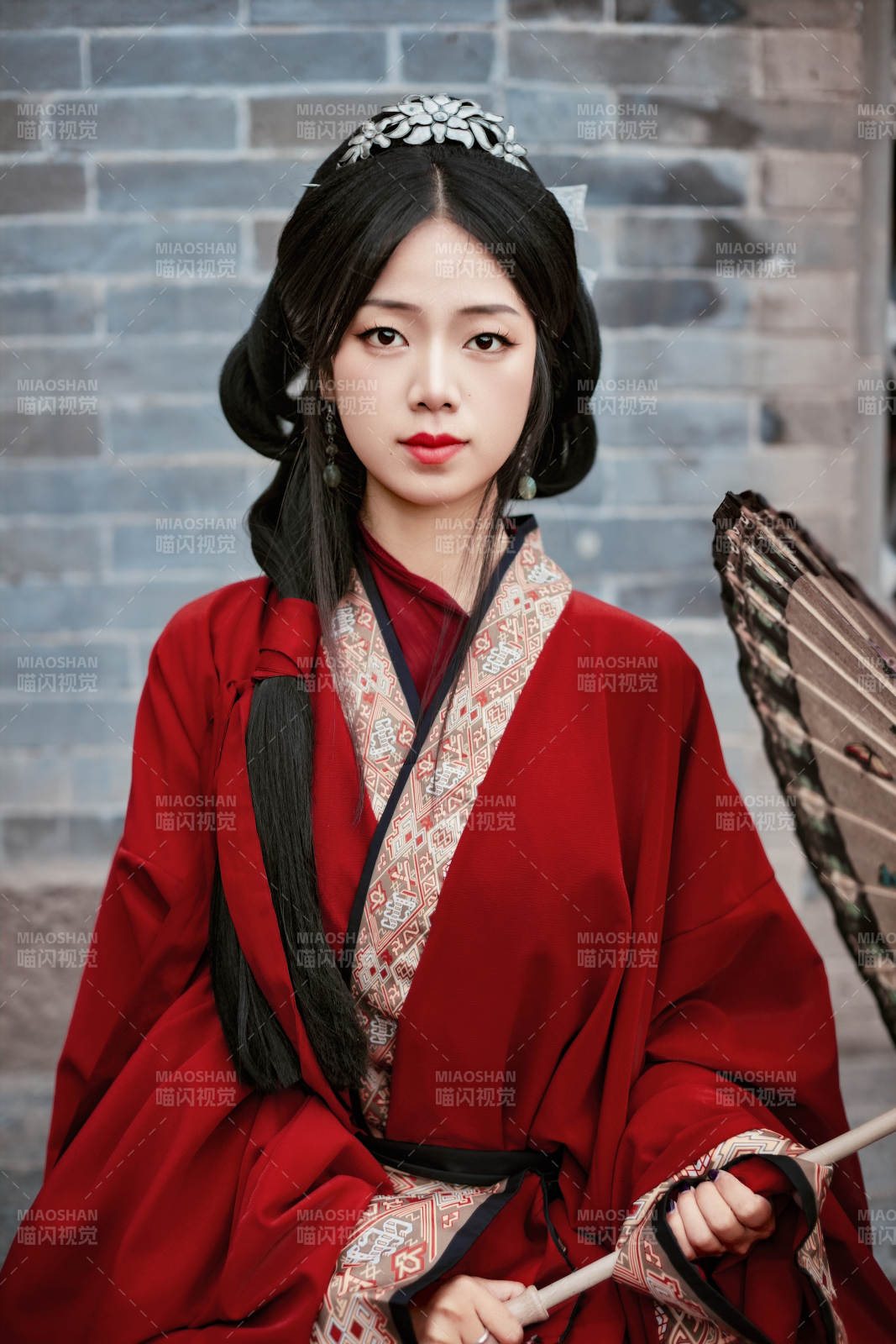 身穿战国袍在古城游玩拍照的东方美女