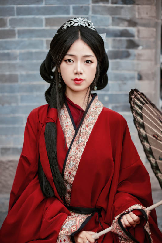 身穿战国袍在古城游玩拍照的东方美女