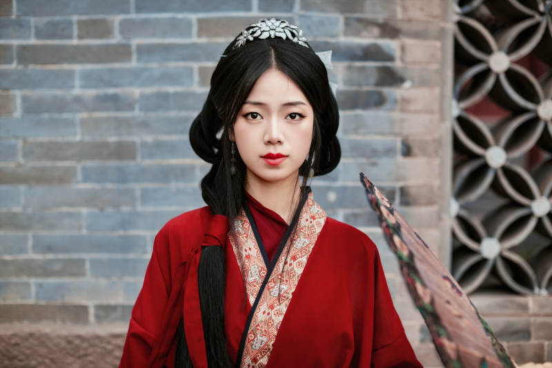 身穿战国袍在古城游玩拍照的东方美女