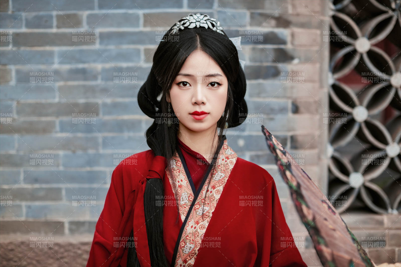 身穿战国袍在古城游玩拍照的东方美女