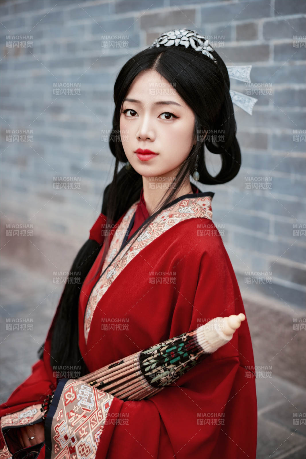 身穿战国袍在古城游玩拍照的东方美女