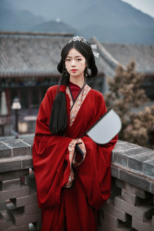 身穿战国袍在古城游玩拍照的东方美女