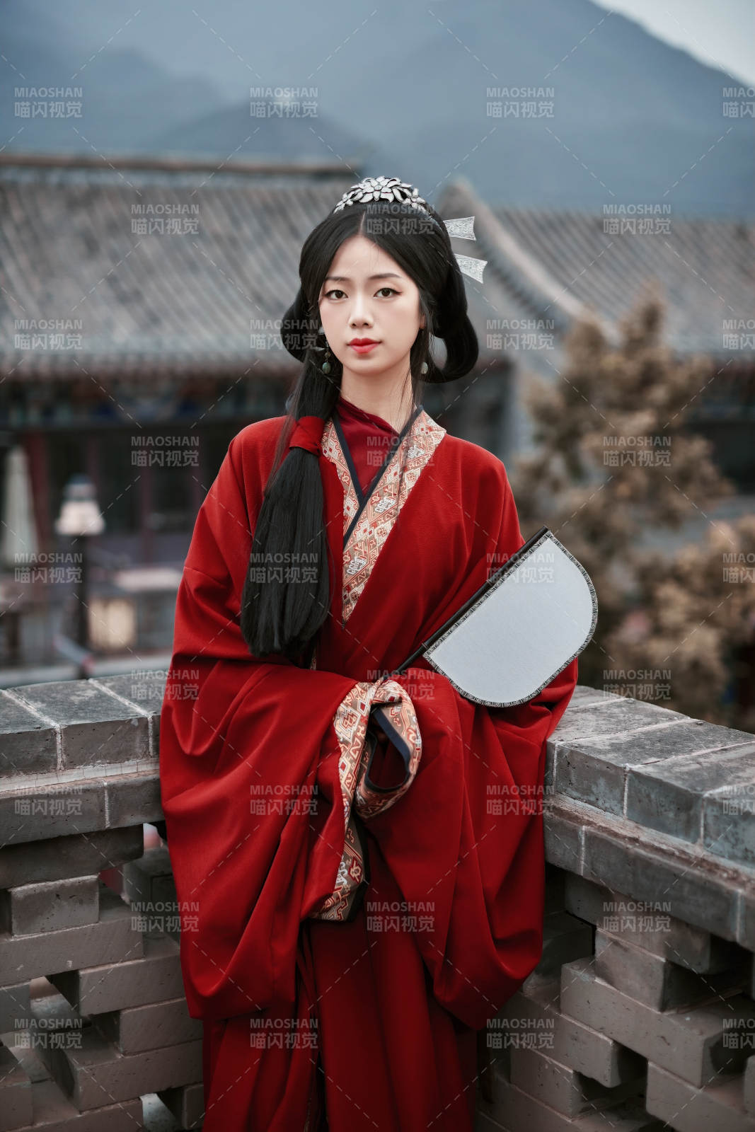 身穿战国袍在古城游玩拍照的东方美女