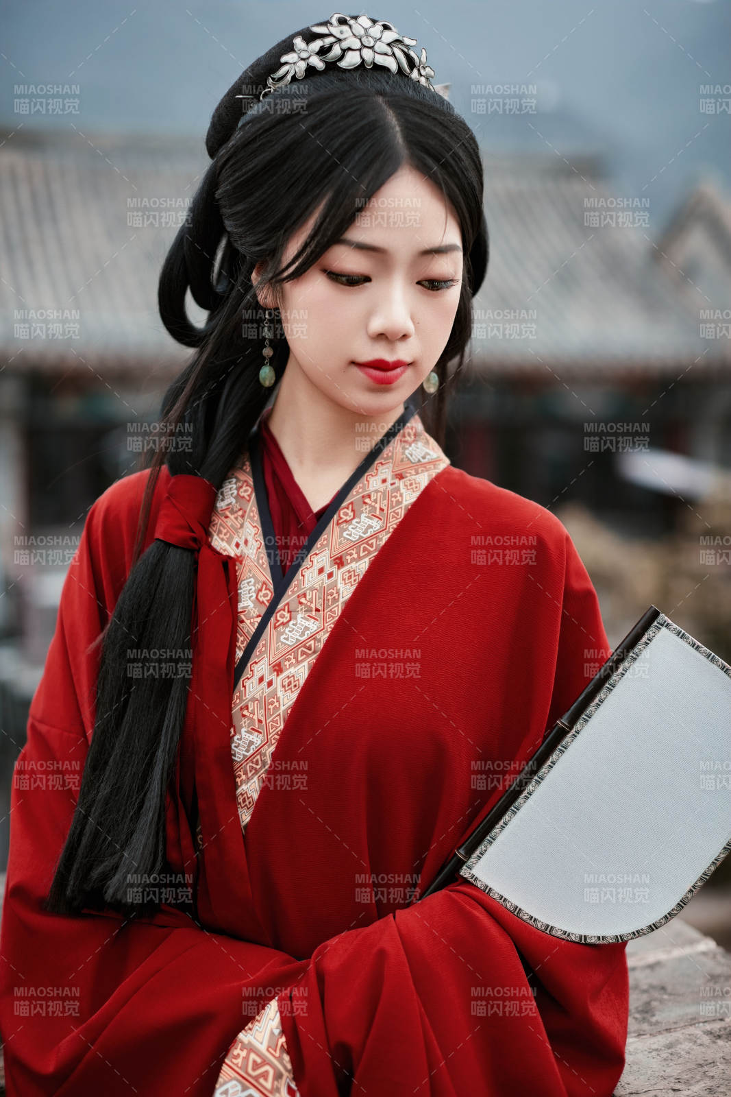 身穿战国袍在古城游玩拍照的东方美女