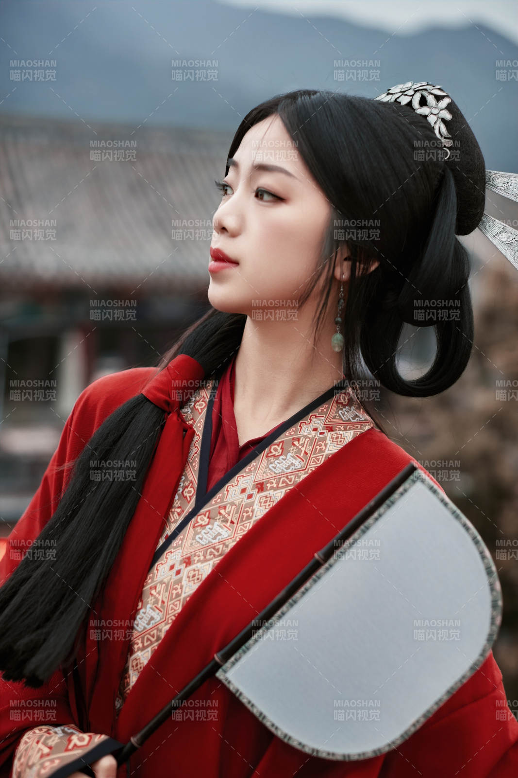 身穿战国袍在古城游玩拍照的东方美女