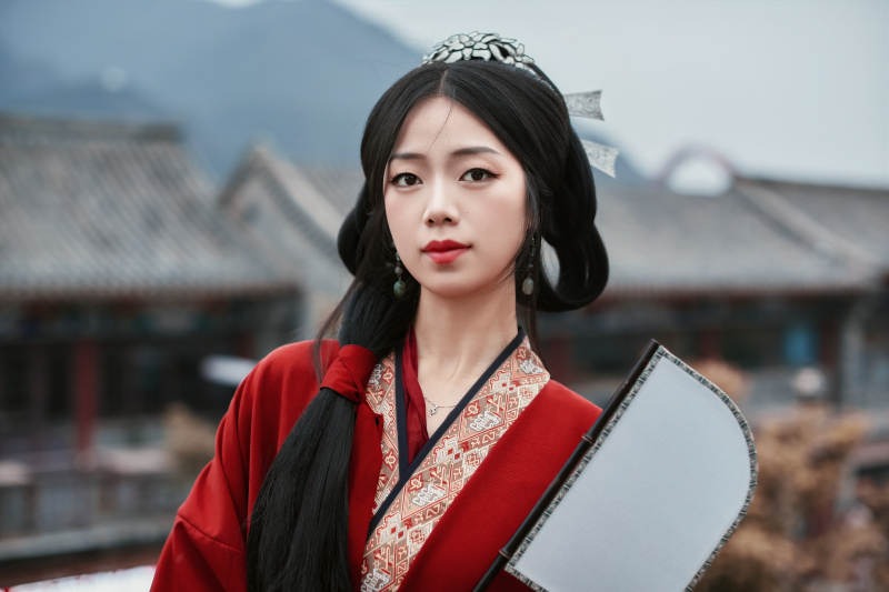 身穿战国袍在古城游玩拍照的东方美女