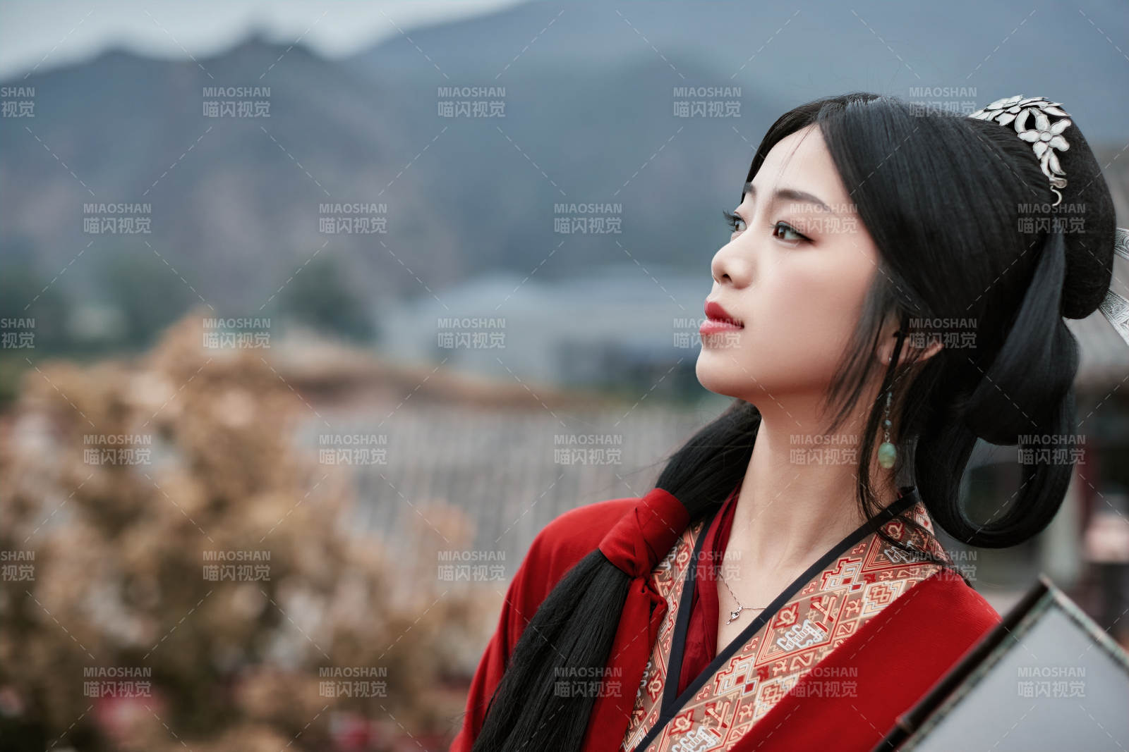 身穿战国袍在古城游玩拍照的东方美女