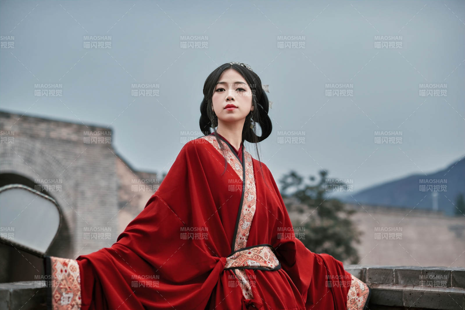 身穿戰(zhàn)國袍在古城游玩拍照的東方美女