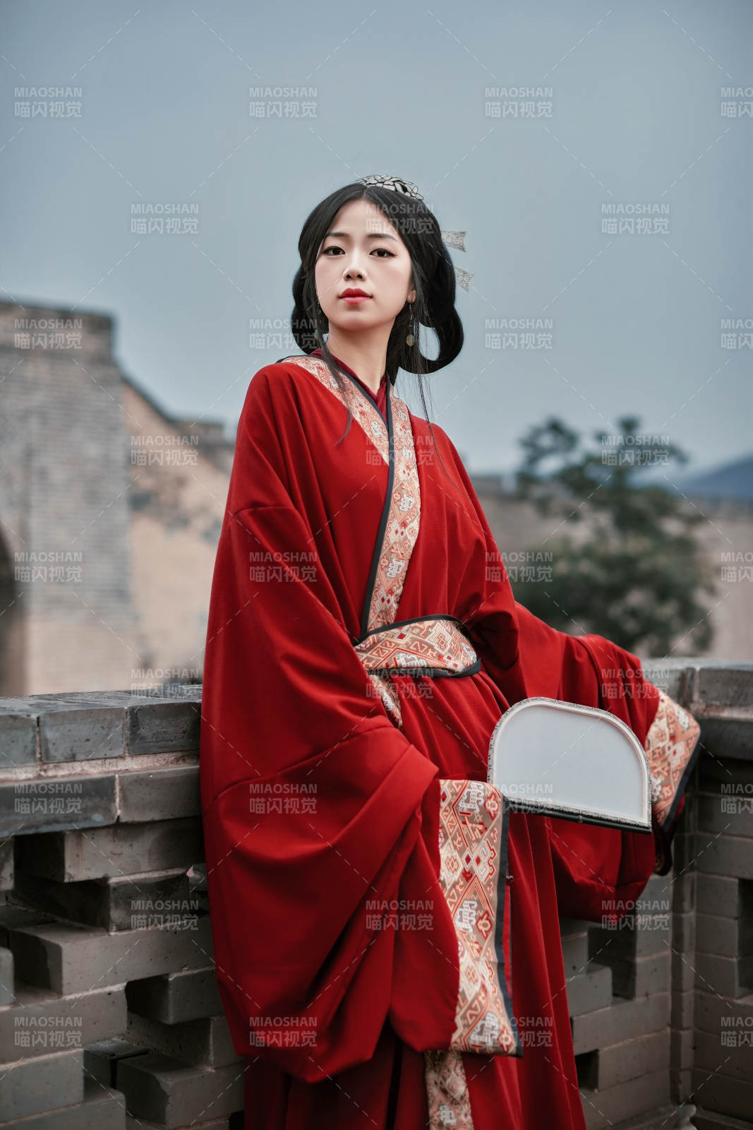 身穿战国袍在古城游玩拍照的东方美女