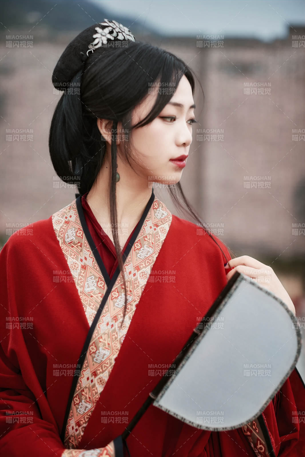 身穿战国袍在古城游玩拍照的东方美女