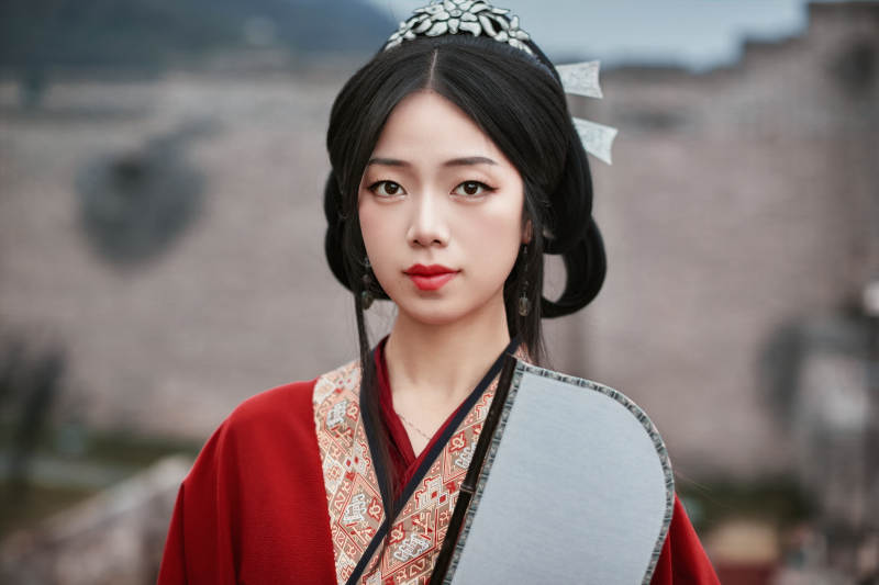 身穿战国袍在古城游玩拍照的东方美女