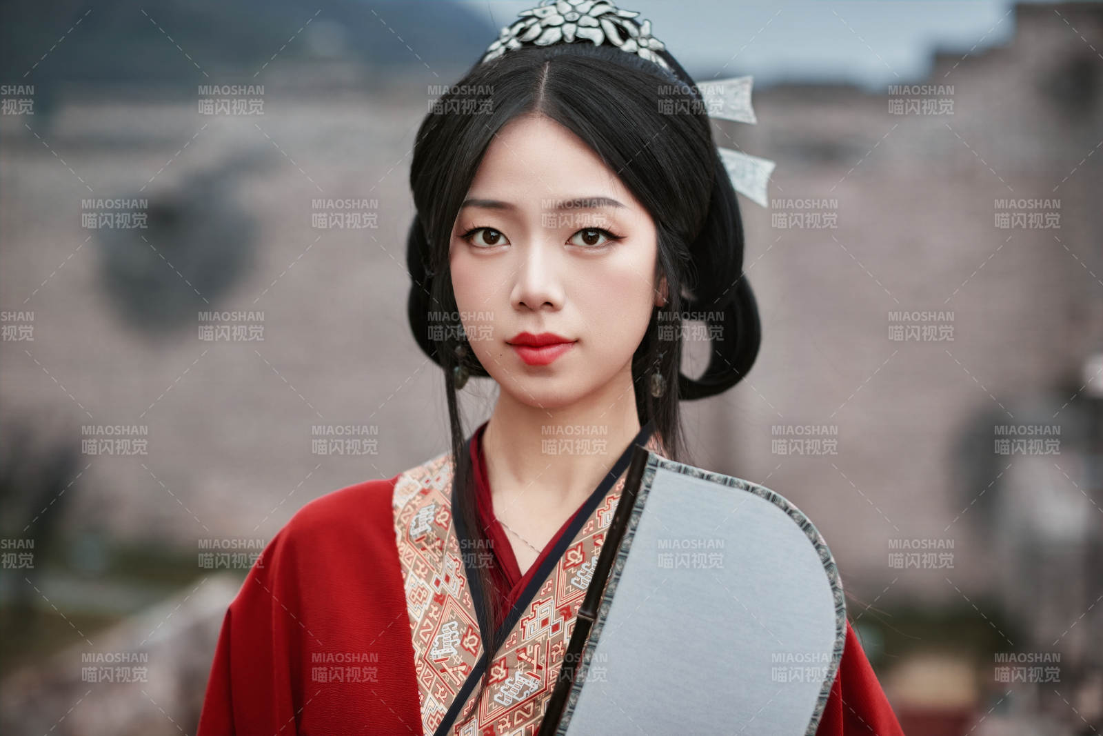 身穿战国袍在古城游玩拍照的东方美女