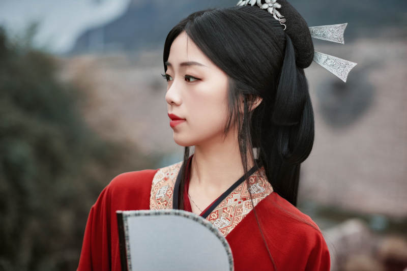 身穿战国袍在古城游玩拍照的东方美女