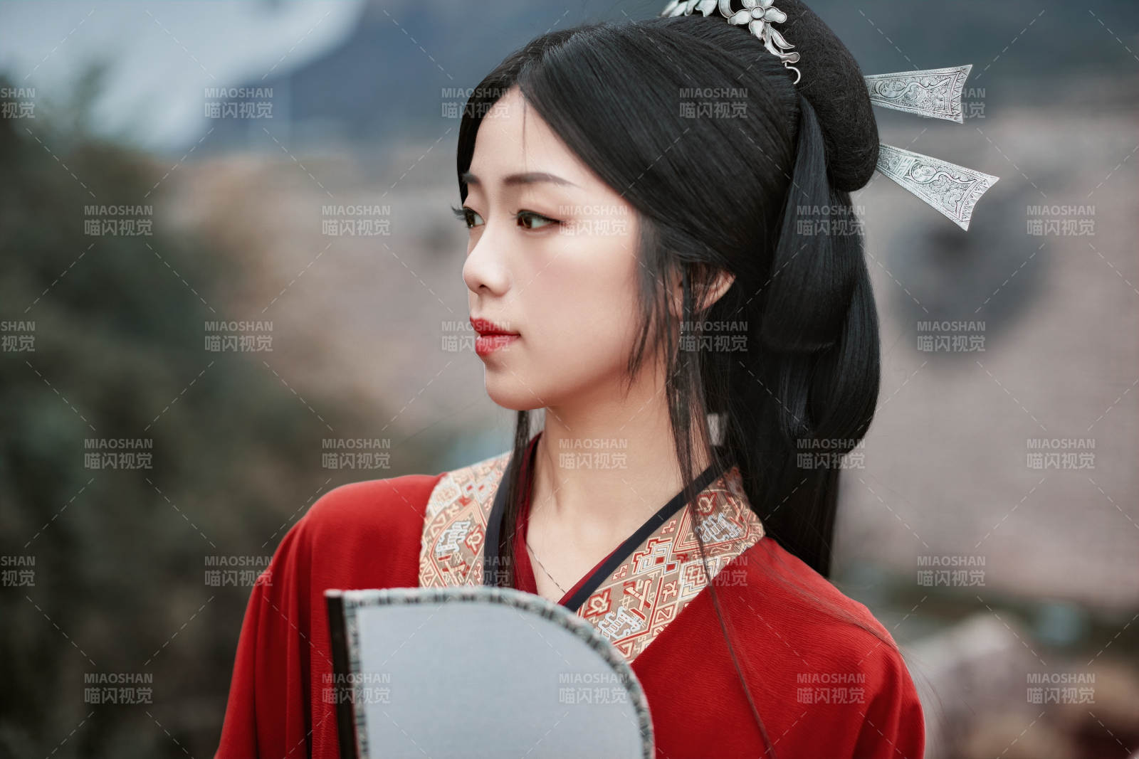 身穿战国袍在古城游玩拍照的东方美女