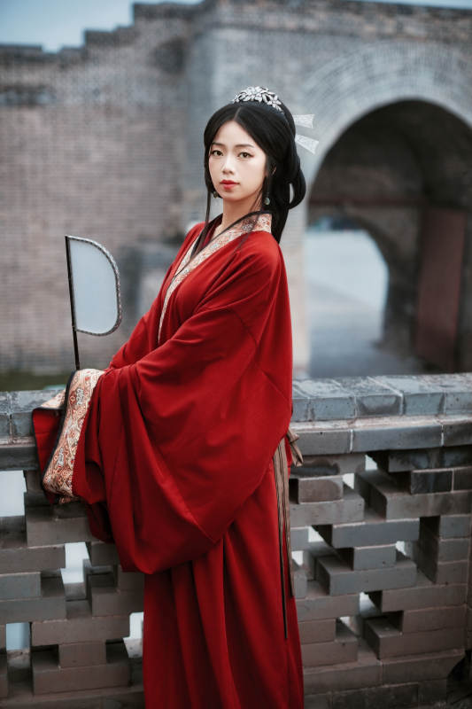 身穿战国袍在古城游玩拍照的东方美女