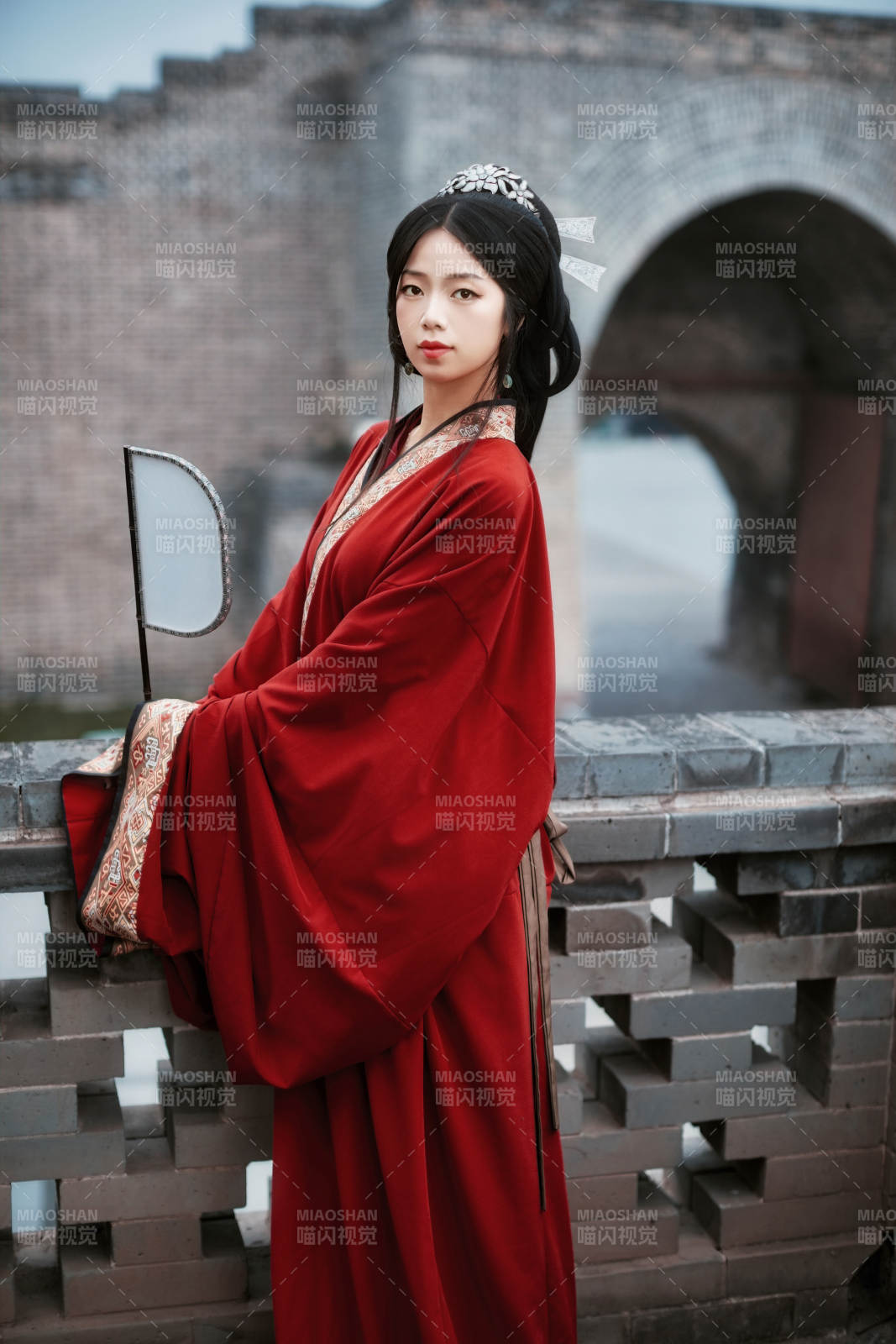 身穿戰(zhàn)國袍在古城游玩拍照的東方美女