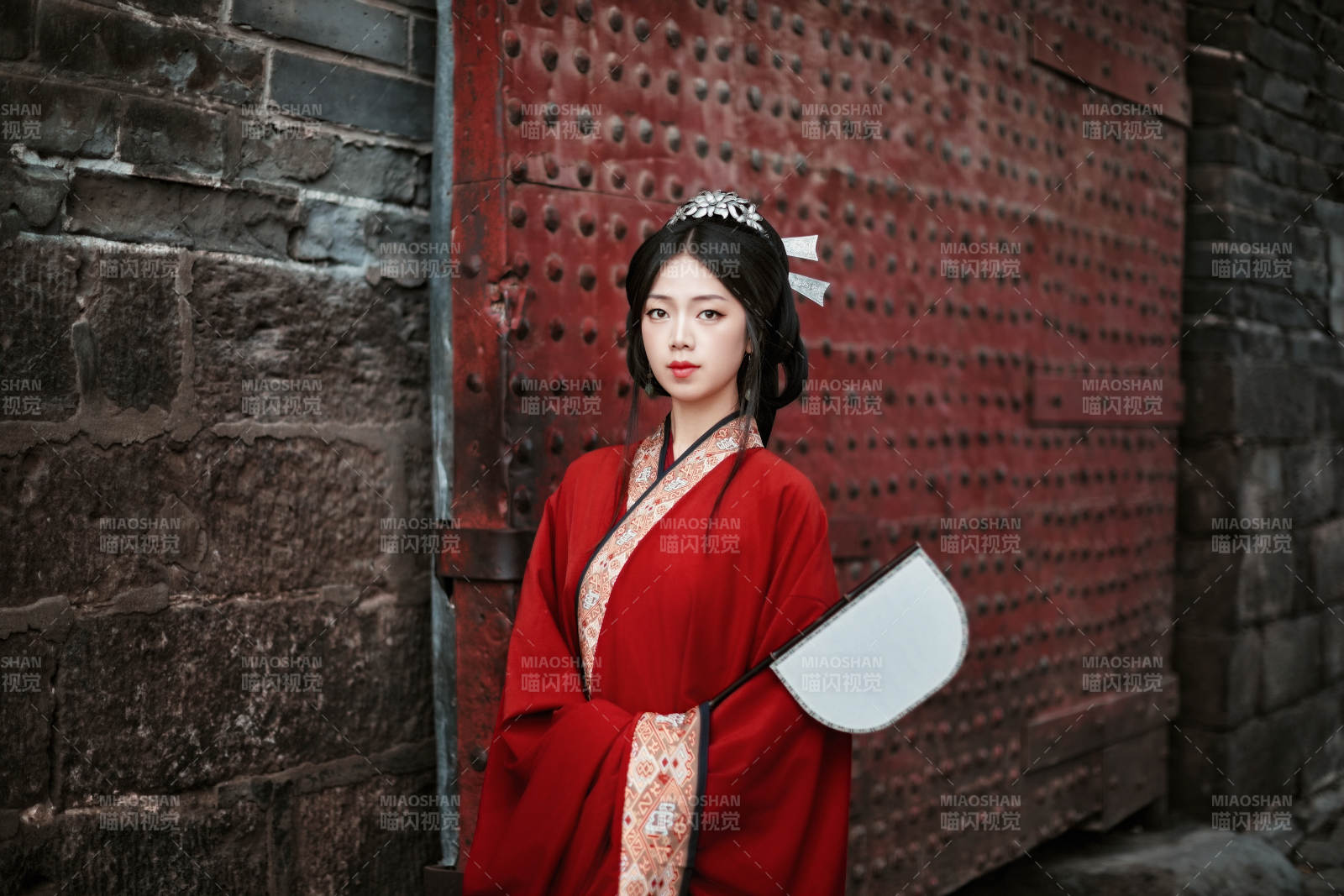 身穿战国袍在古城游玩拍照的东方美女