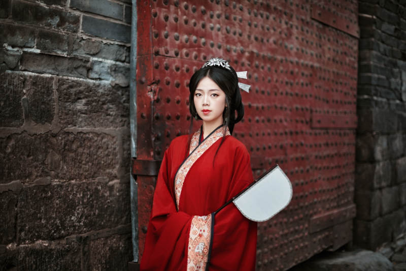 身穿战国袍在古城游玩拍照的东方美女