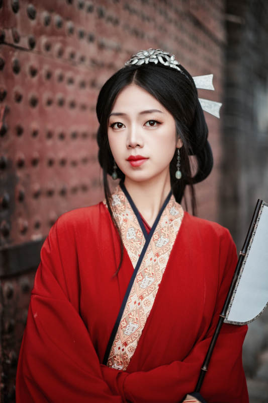 身穿战国袍在古城游玩拍照的东方美女