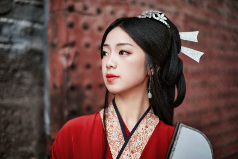 身穿战国袍在古城游玩拍照的东方美女