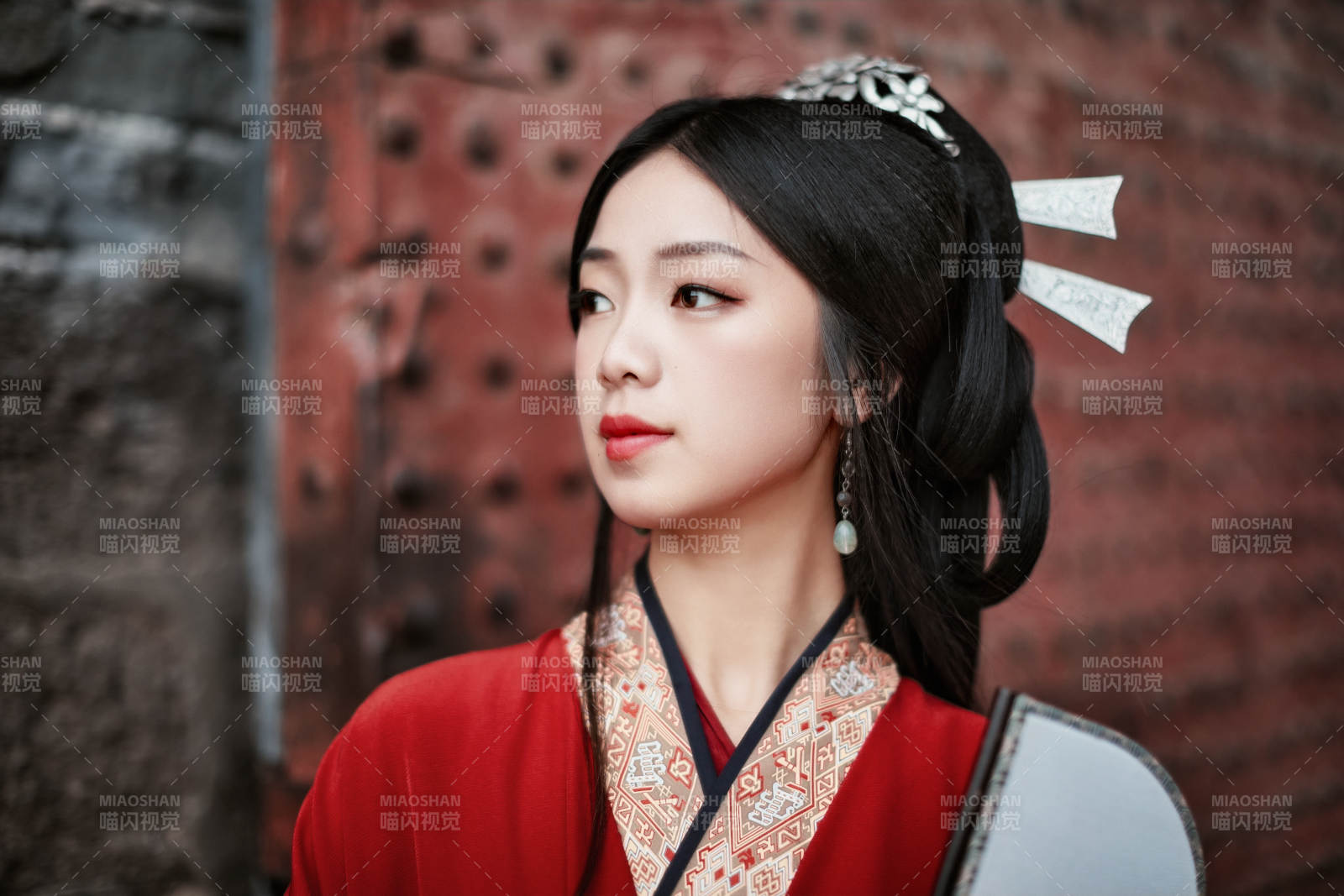 身穿战国袍在古城游玩拍照的东方美女