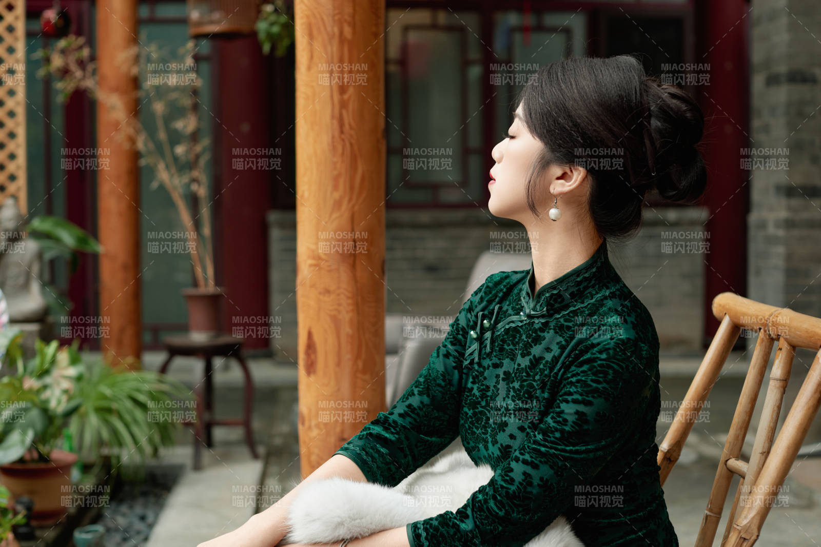 在中式庭院里身穿复古旗袍的亚洲女性