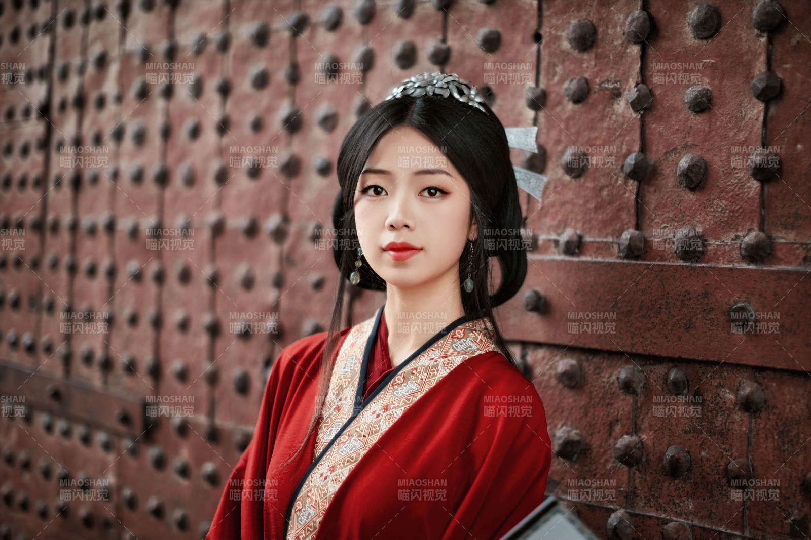 身穿戰(zhàn)國袍在古城游玩拍照的東方美女