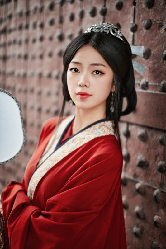 身穿战国袍在古城游玩拍照的东方美女