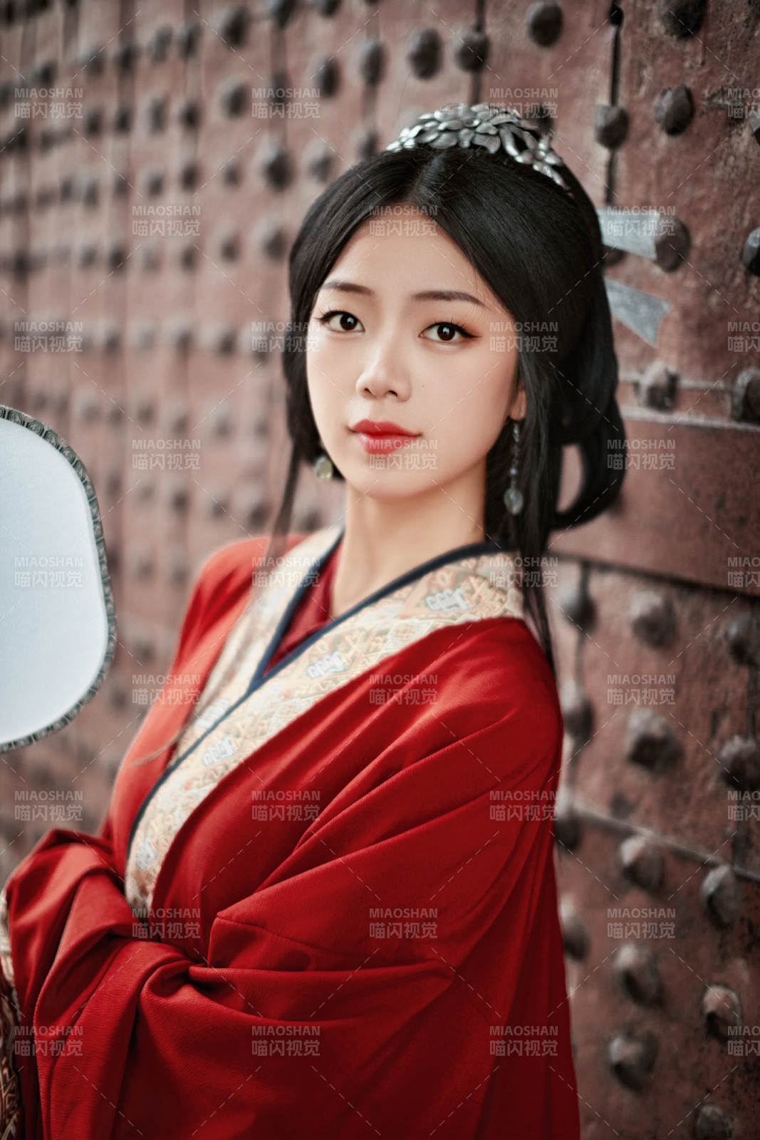 身穿戰國袍在古城游玩拍照的東方美女