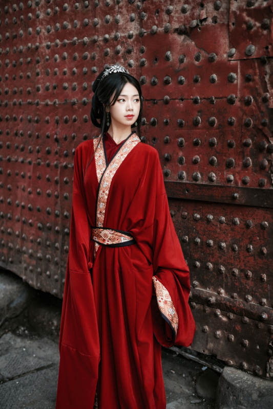 身穿战国袍在古城游玩拍照的东方美女