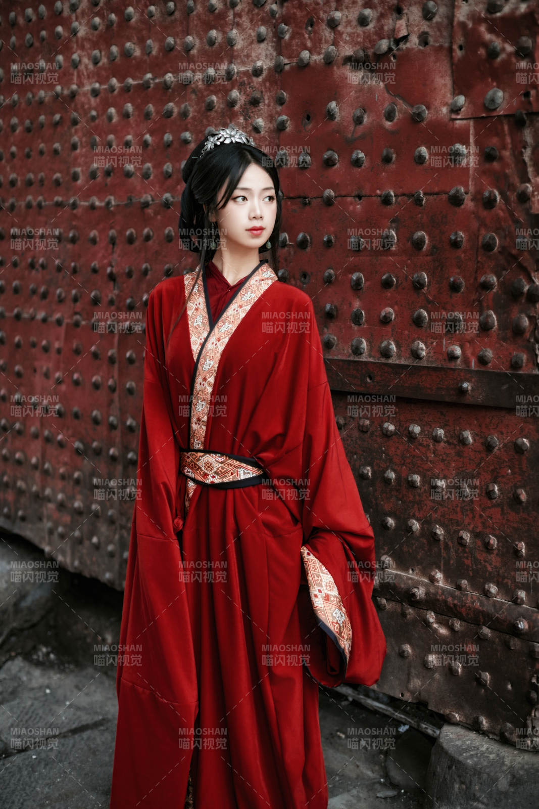 身穿战国袍在古城游玩拍照的东方美女