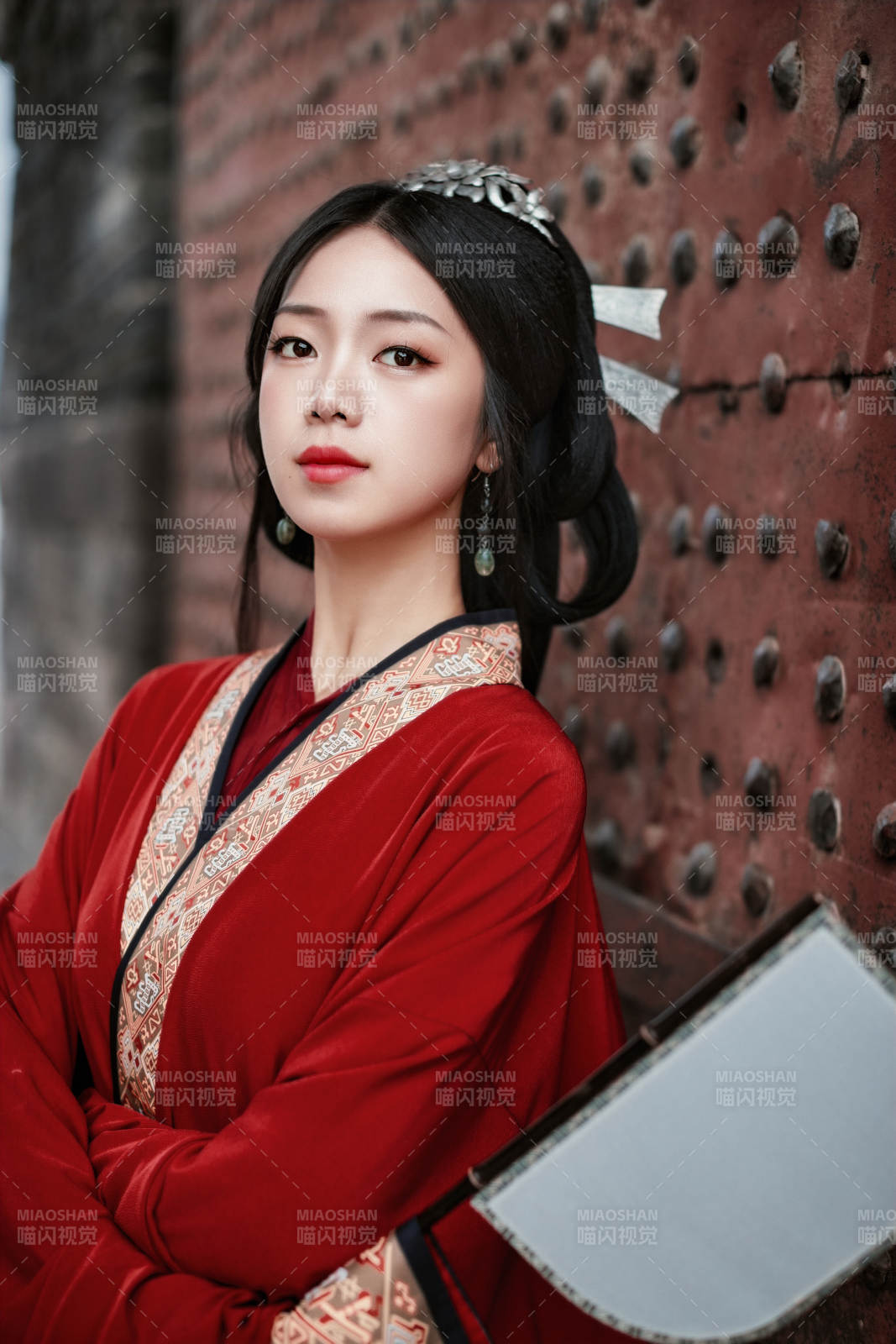 身穿戰(zhàn)國袍在古城游玩拍照的東方美女