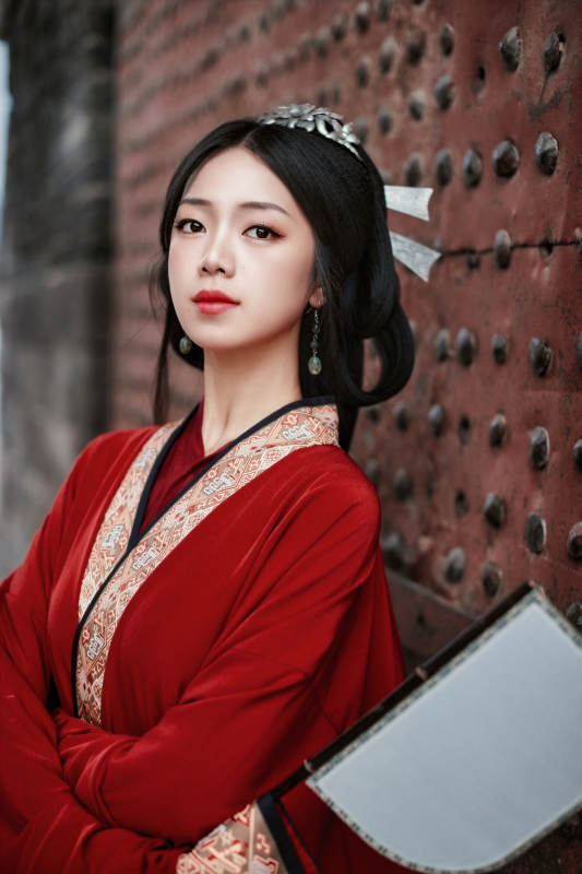 身穿战国袍在古城游玩拍照的东方美女