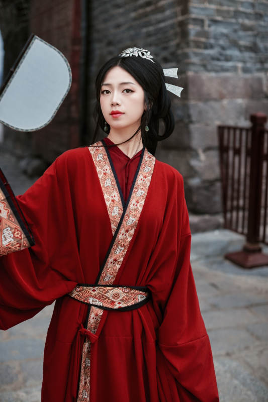 身穿战国袍在古城游玩拍照的东方美女