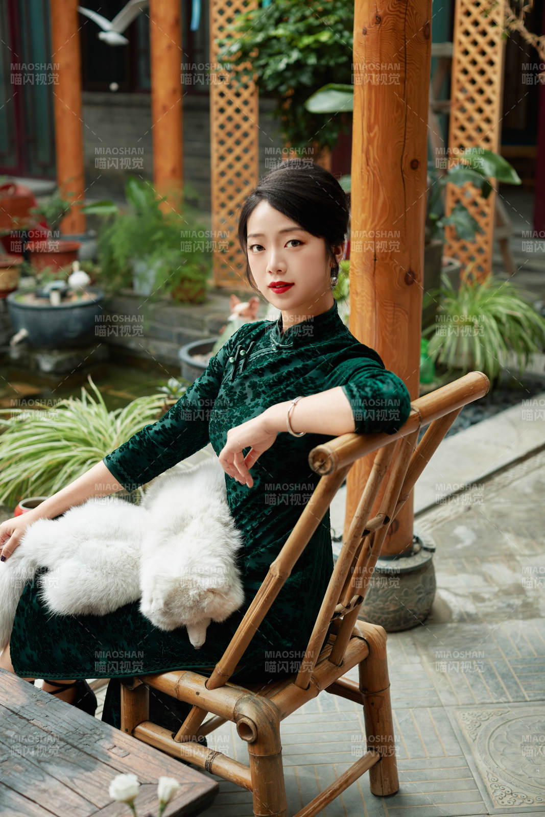 在中式庭院里身穿复古旗袍的亚洲女性