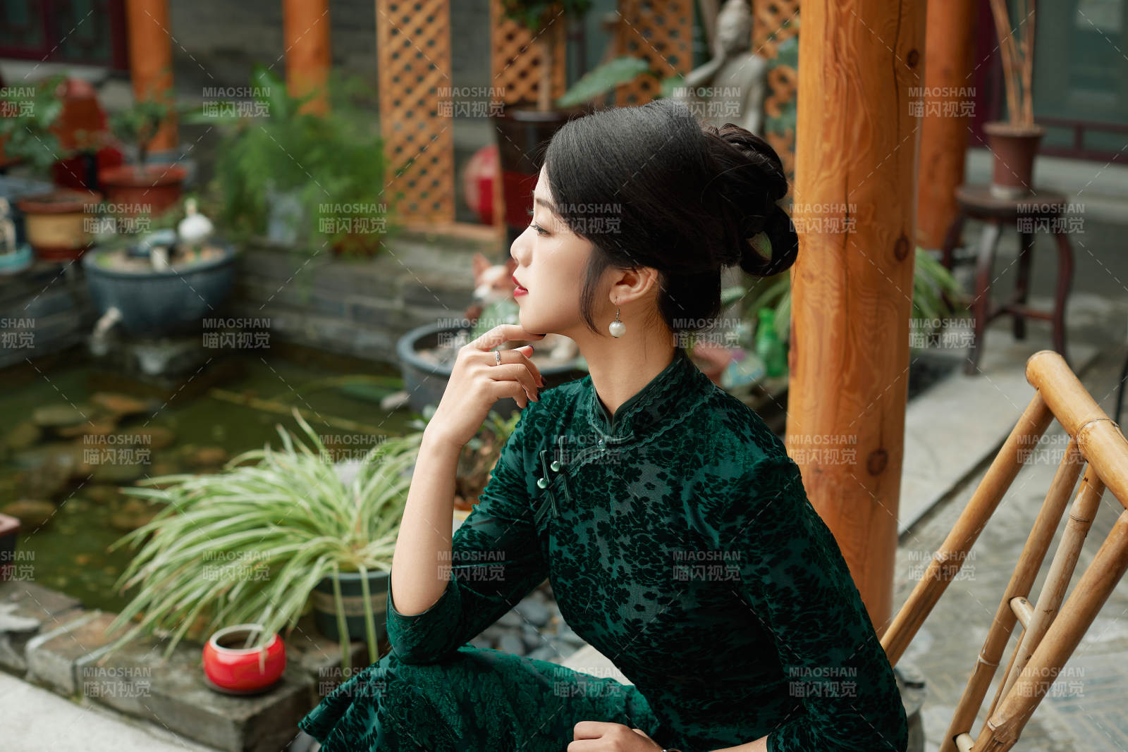 在中式庭院里身穿复古旗袍的亚洲女性