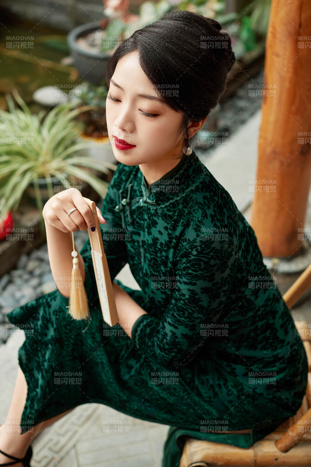 在中式庭院里身穿復古旗袍的亞洲女性