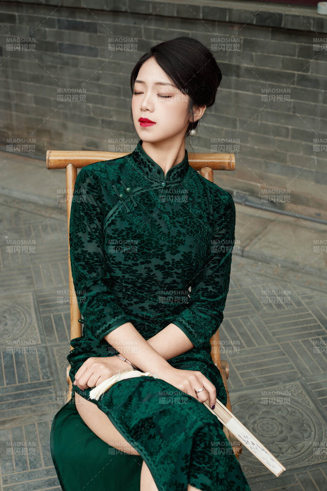 在中式庭院里身穿复古旗袍的亚洲女性