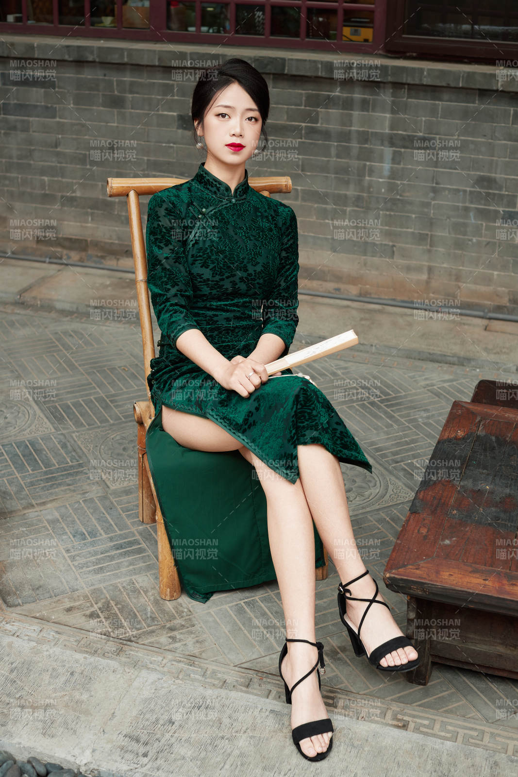 在中式庭院里身穿复古旗袍的亚洲女性