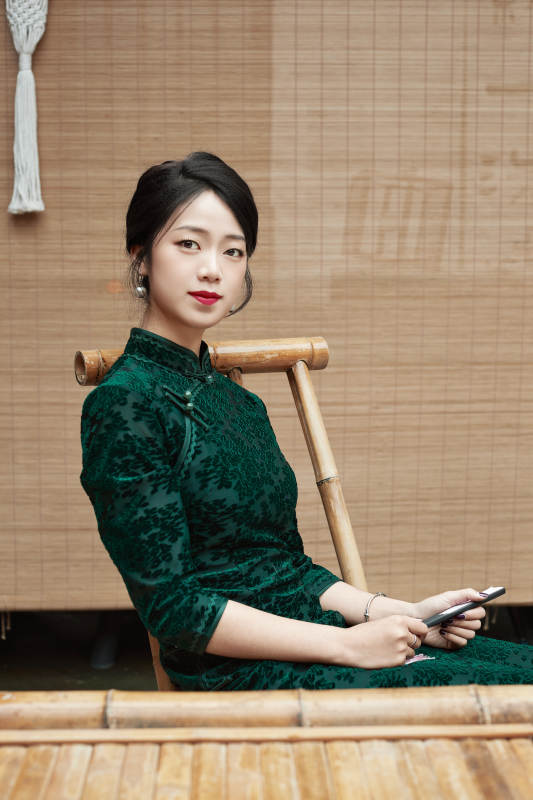 在中式庭院里身穿复古旗袍的亚洲女性