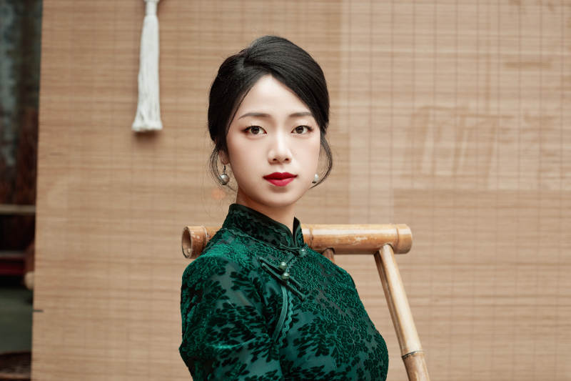 在中式庭院里身穿复古旗袍的亚洲女性