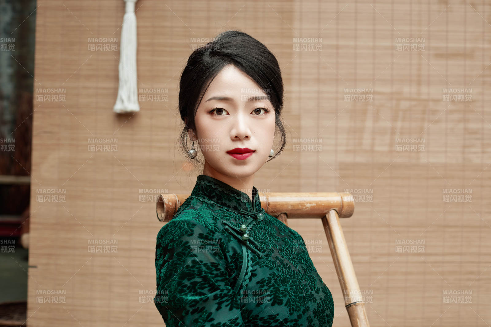 在中式庭院里身穿复古旗袍的亚洲女性