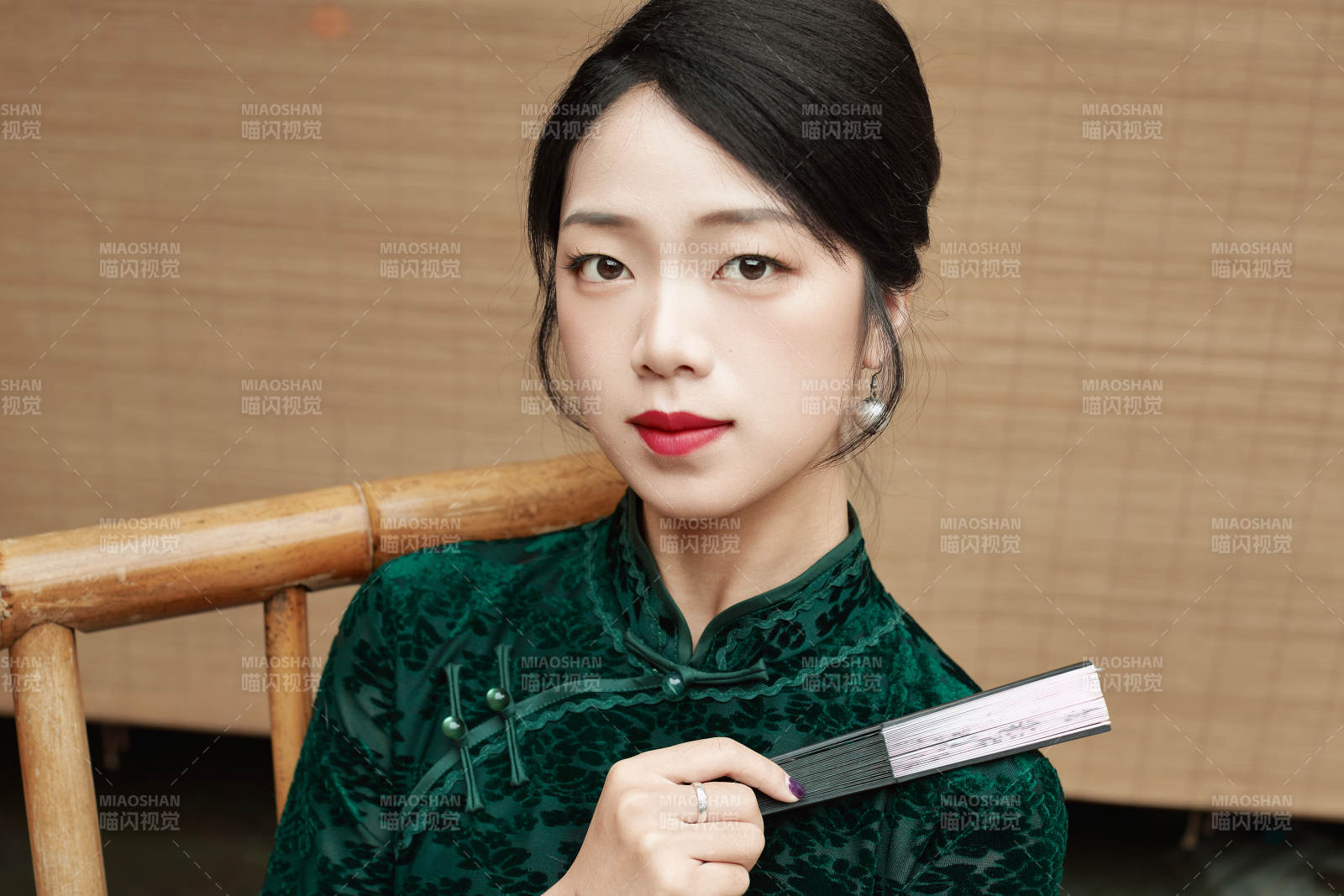 在中式庭院里身穿复古旗袍的亚洲女性