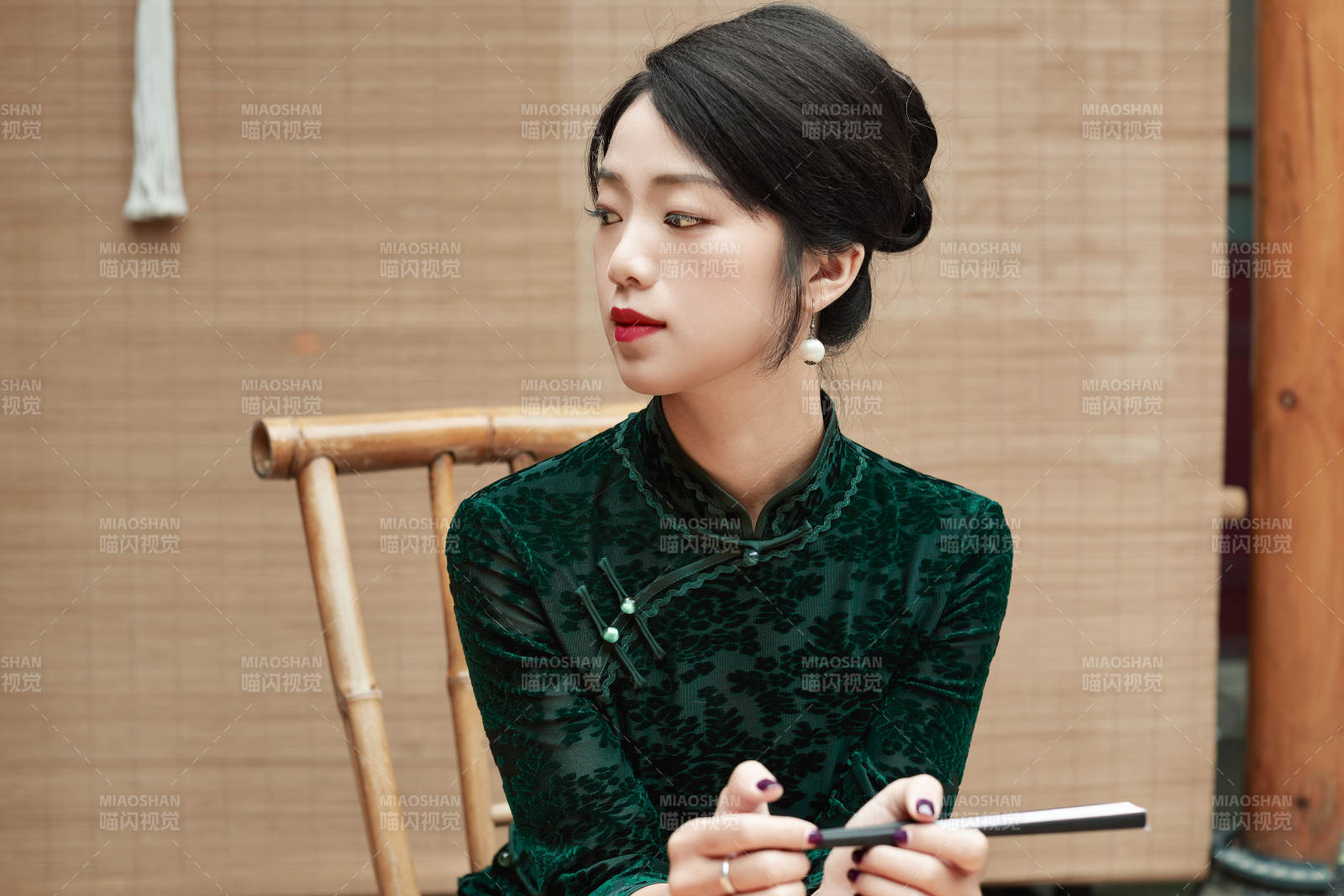 在中式庭院里身穿复古旗袍的亚洲女性