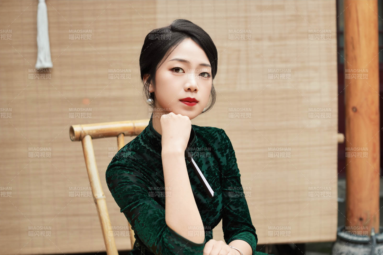 在中式庭院里身穿复古旗袍的亚洲女性