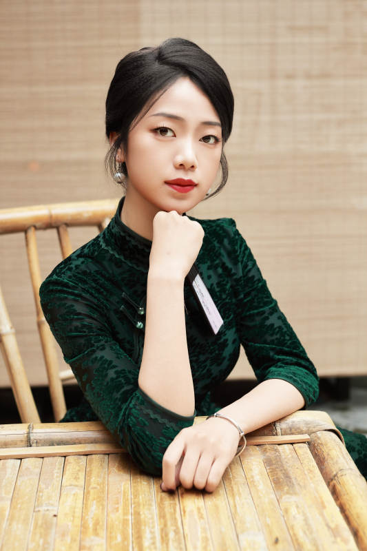 在中式庭院里身穿复古旗袍的亚洲女性