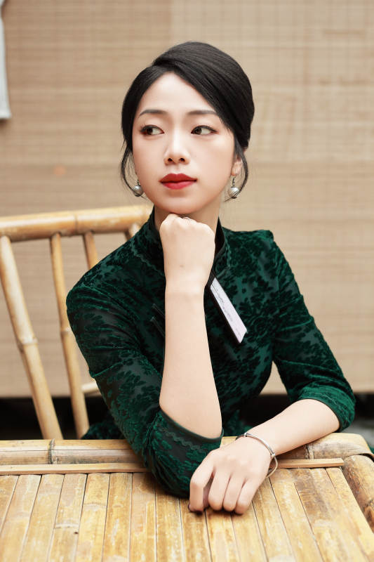 在中式庭院里身穿复古旗袍的亚洲女性