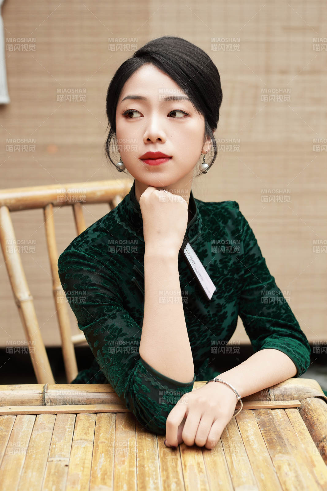 在中式庭院里身穿复古旗袍的亚洲女性